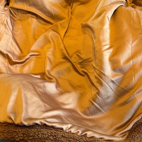 BLANK NYC cinnamon stick Sherpa shacket.
Faux Sherpa Shirt Jacket. Small - Picture 7 of 8